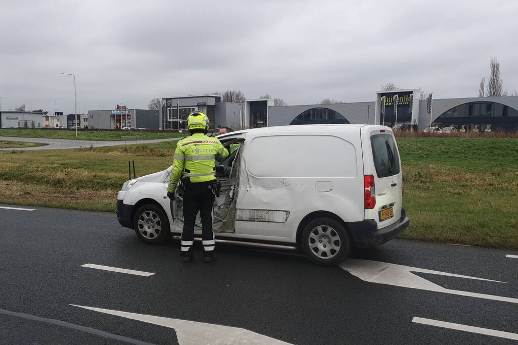 Bestuurder bestelbus gewond na ongeval