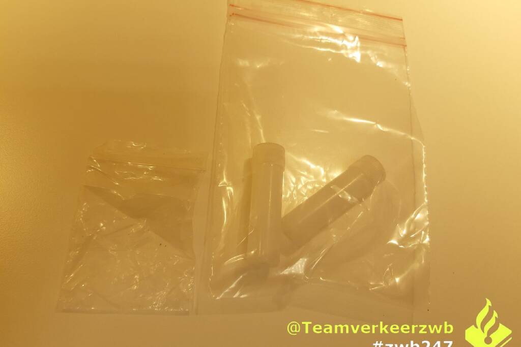 Bestuurster onder invloed knalt tegen vangrails