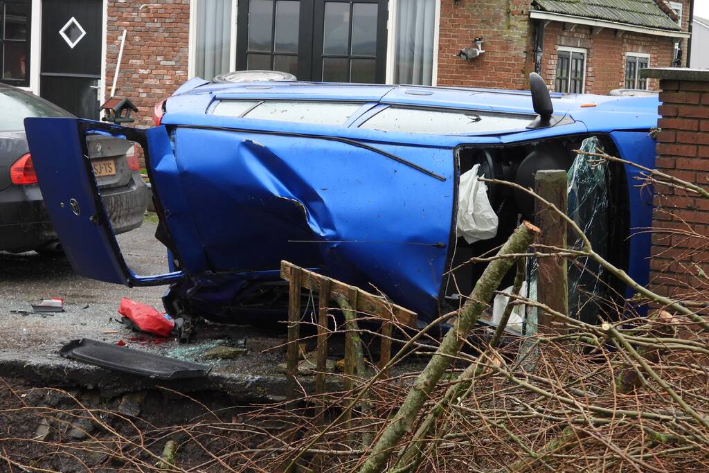 Auto belandt op zijn kant na eenzijdig ongeval