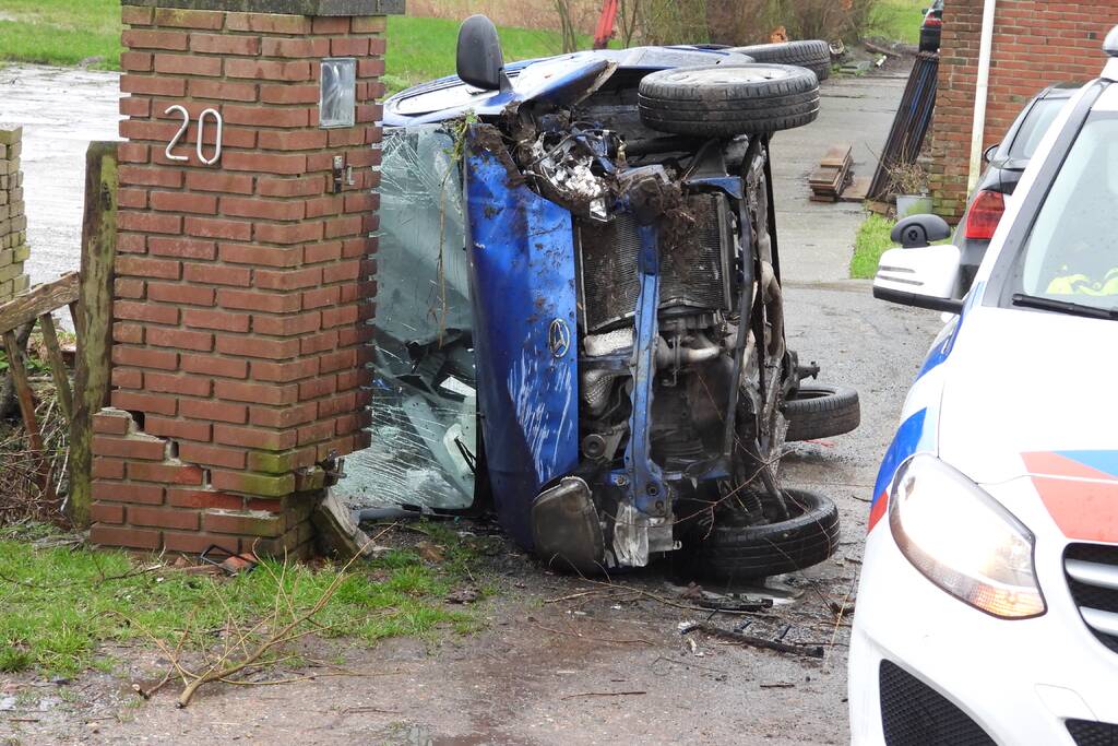 Auto belandt op zijn kant na eenzijdig ongeval