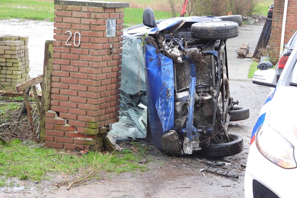 Auto belandt op zijn kant na eenzijdig ongeval