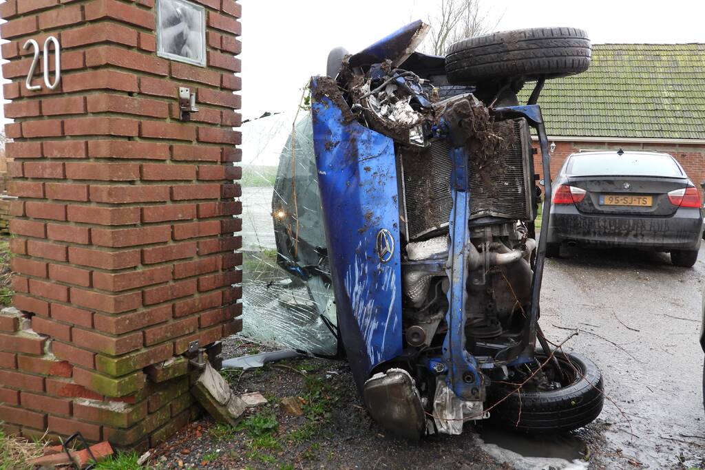Auto belandt op zijn kant na eenzijdig ongeval