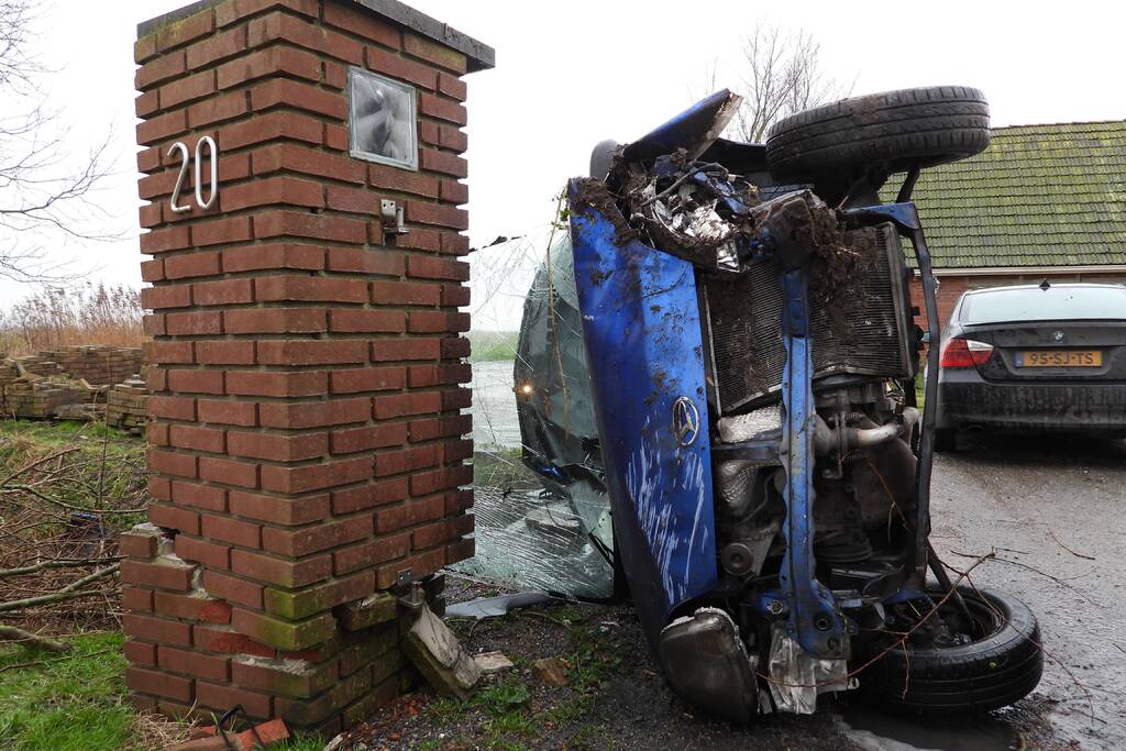 Auto belandt op zijn kant na eenzijdig ongeval