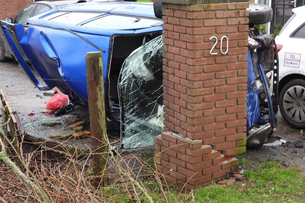 Auto belandt op zijn kant na eenzijdig ongeval