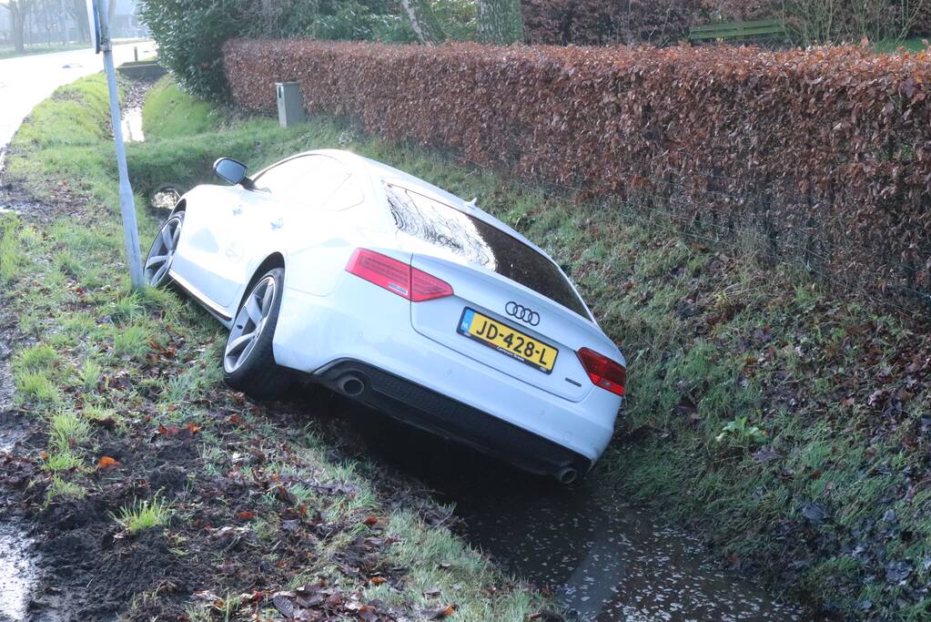 Personenauto belandt in sloot na uitwijkmanoeuvre