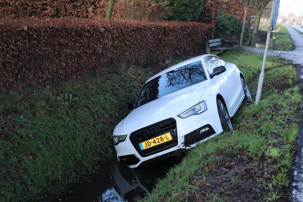 Personenauto belandt in sloot na uitwijkmanoeuvre