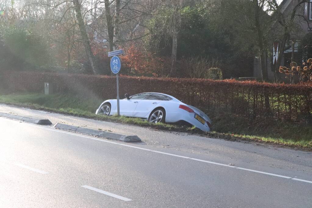Personenauto belandt in sloot na uitwijkmanoeuvre