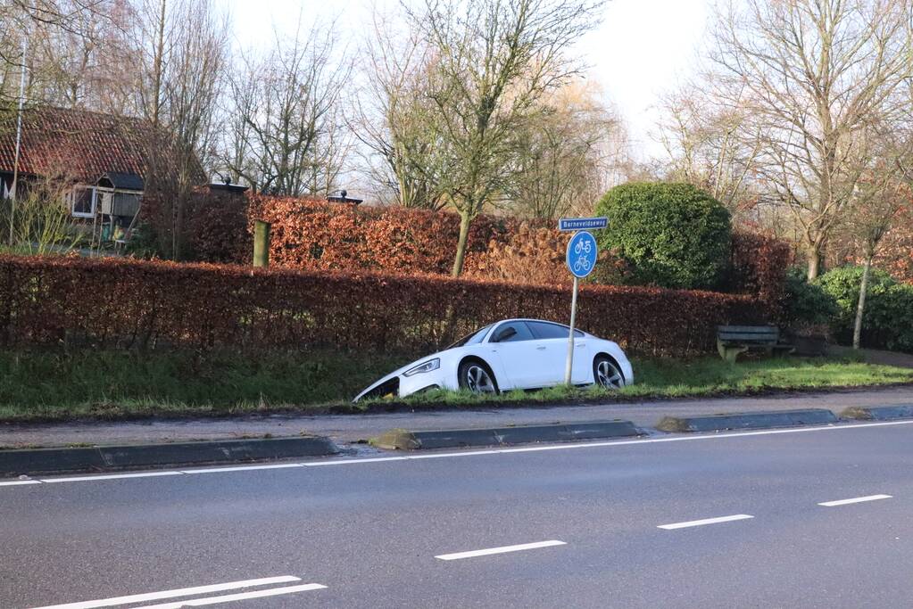 Personenauto belandt in sloot na uitwijkmanoeuvre