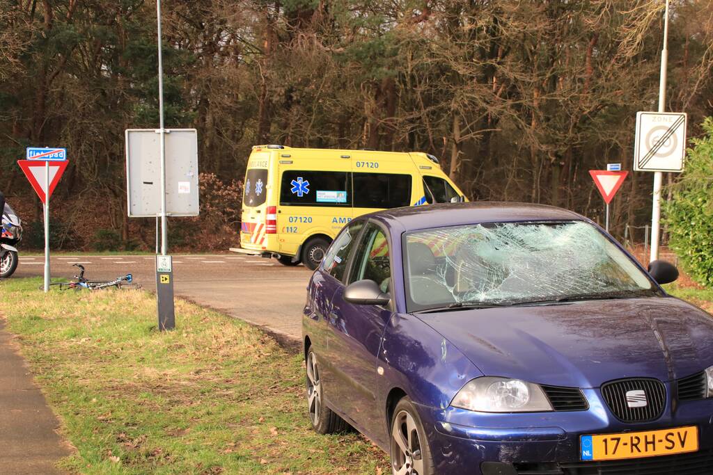 Wielrenner gelanceerd door afslaande auto