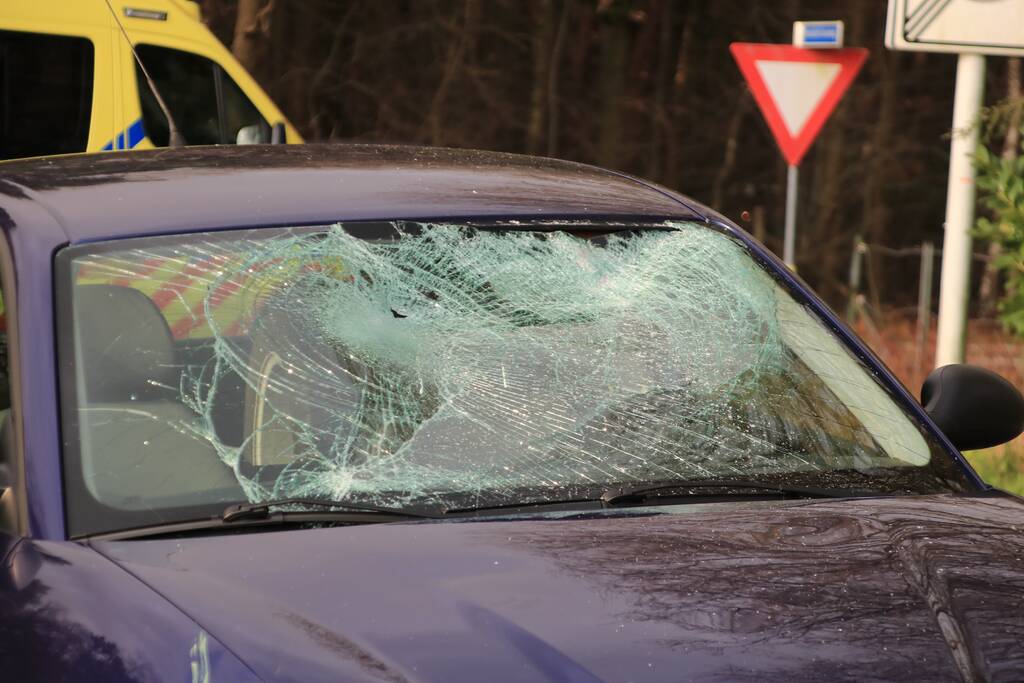 Wielrenner gelanceerd door afslaande auto