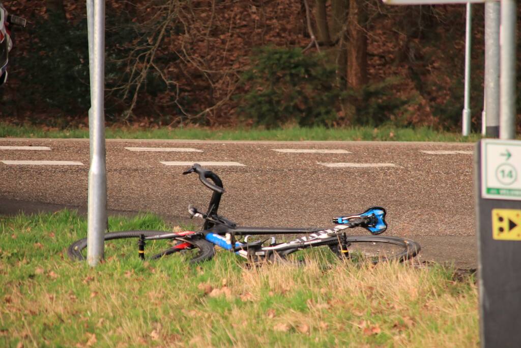 Wielrenner gelanceerd door afslaande auto
