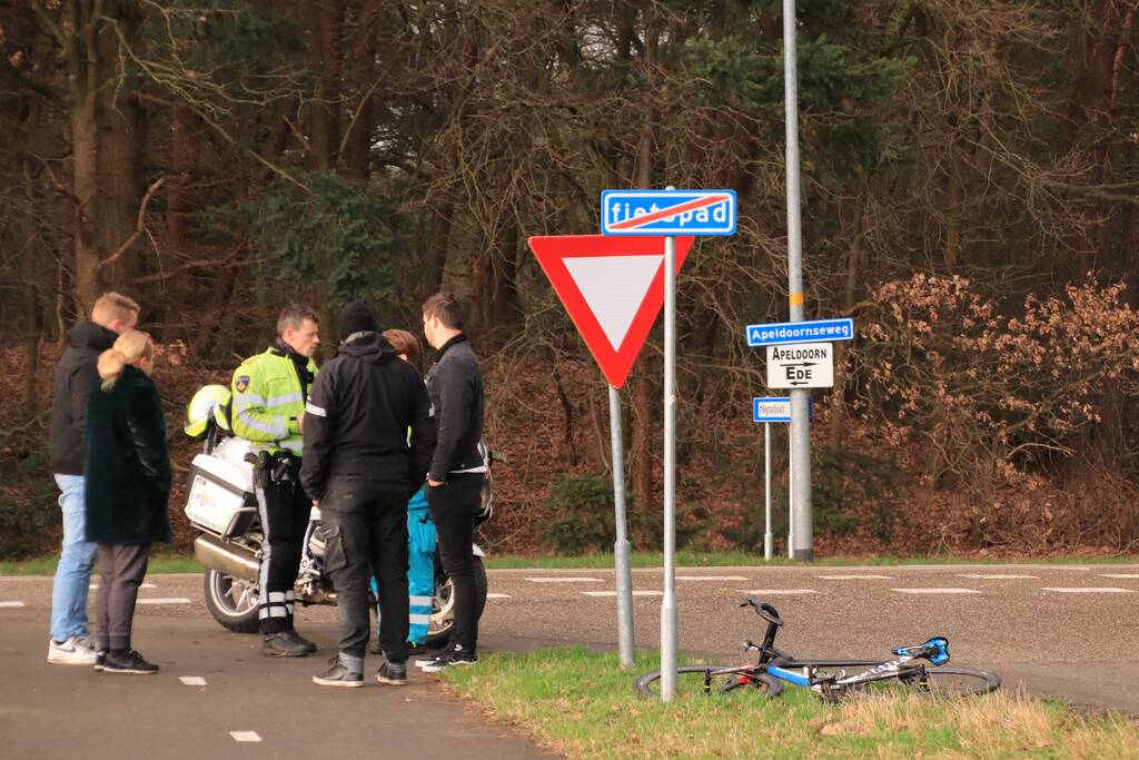 Wielrenner gelanceerd door afslaande auto