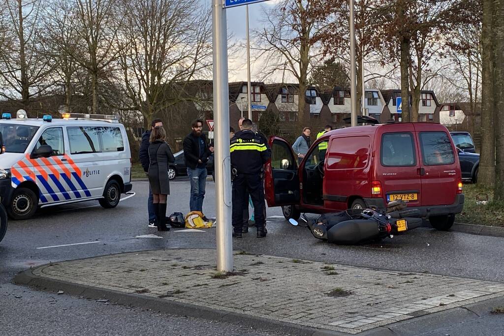 Twee gewonden na aanrijding met bestelbusje
