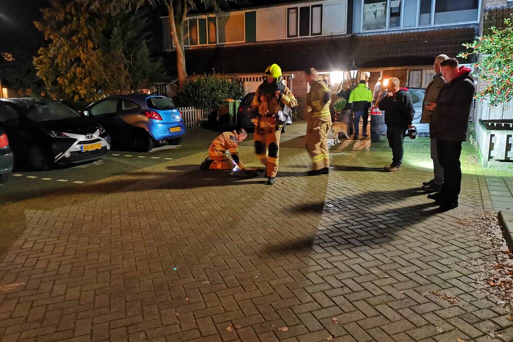 Bewoners ruiken benzinelucht, brandweer doet onderzoek