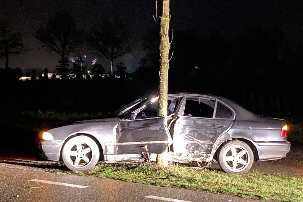 Auto flink beschadigd na eenzijdige aanrijding