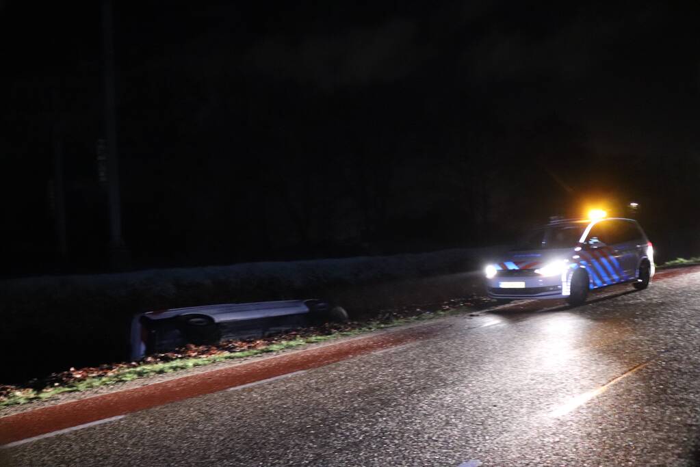 Beschonken bestuurder belandt in sloot en raakt rijbewijs kwijt