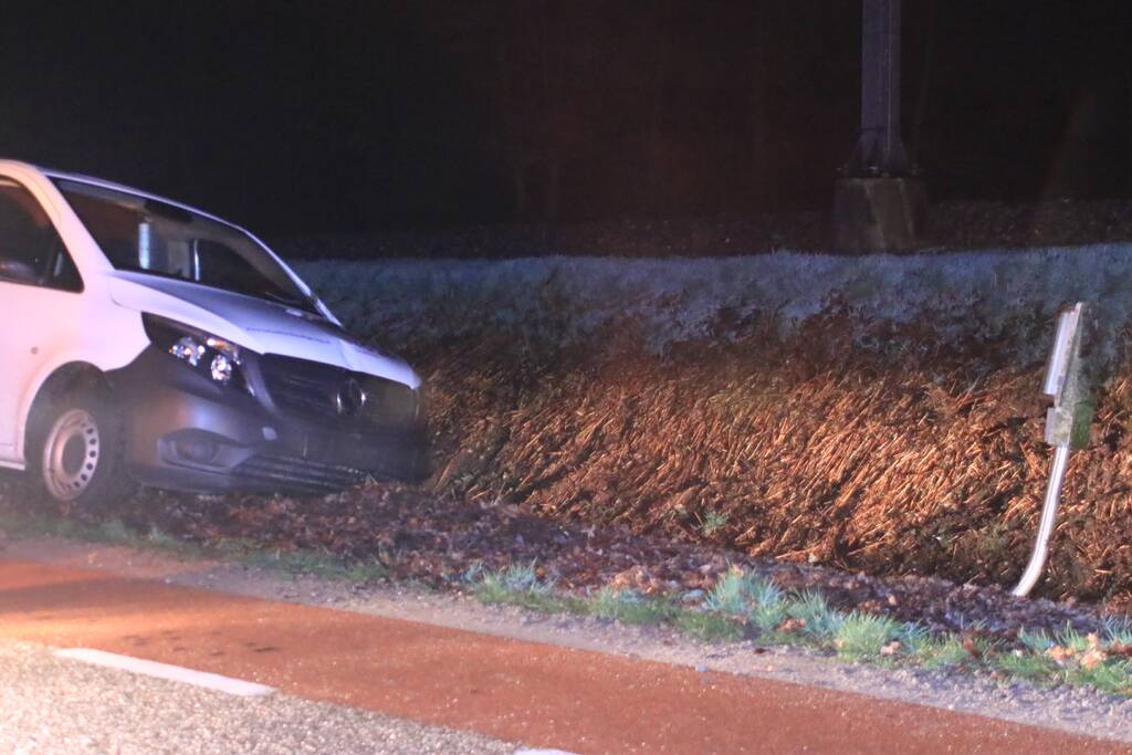 Beschonken bestuurder belandt in sloot en raakt rijbewijs kwijt