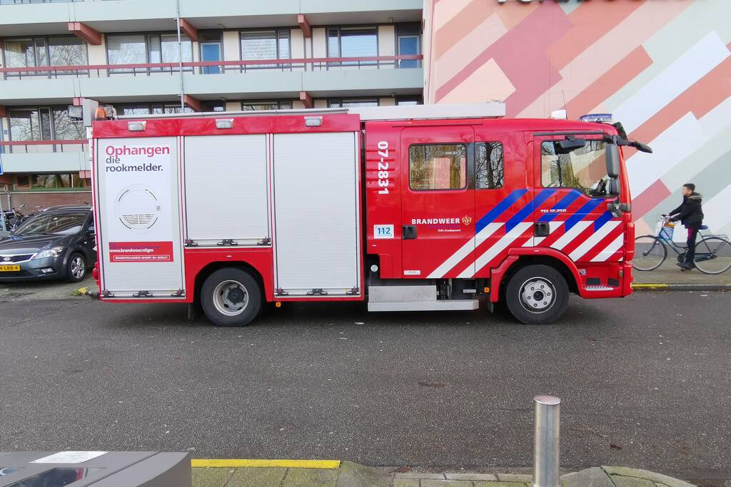 Benzinelucht op meerdere verdiepingen van flatgebouw