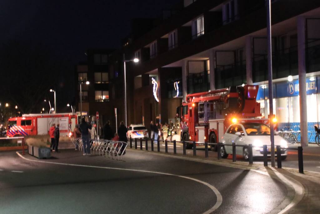 Supermarkt Hoogvliet vol rook na mogelijk brand