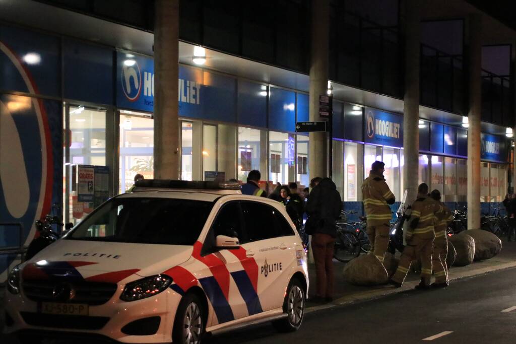 Supermarkt Hoogvliet vol rook na mogelijk brand