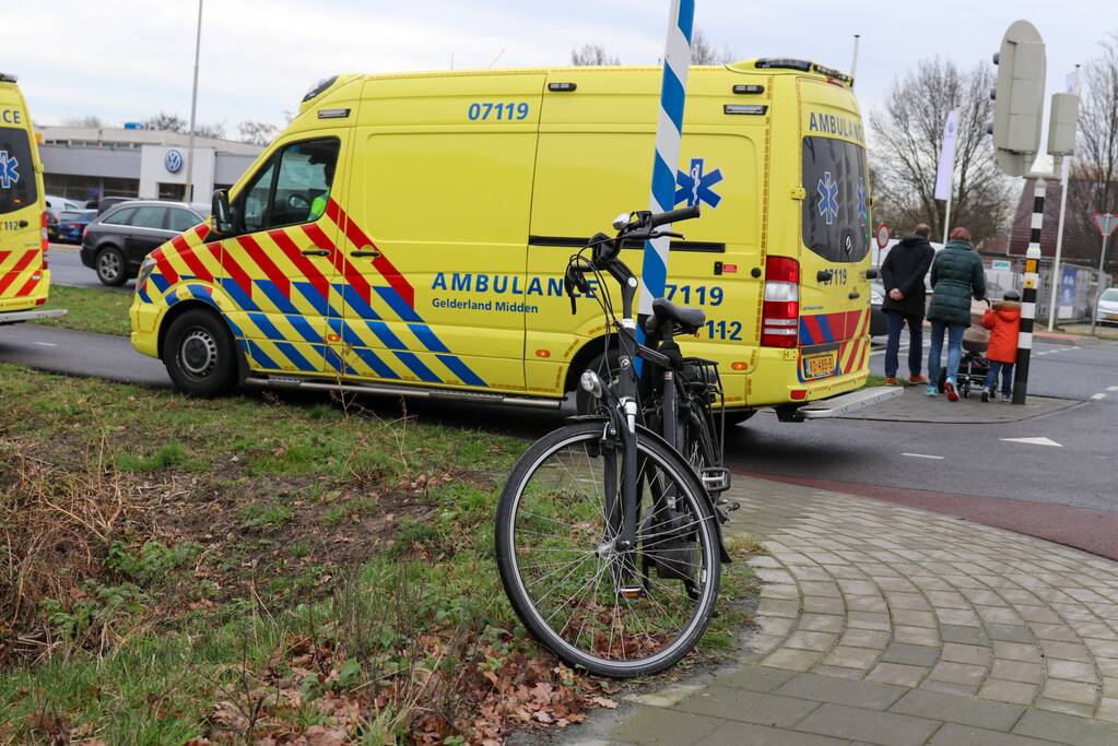 Oudere man valt van e-bike en raakt gewond