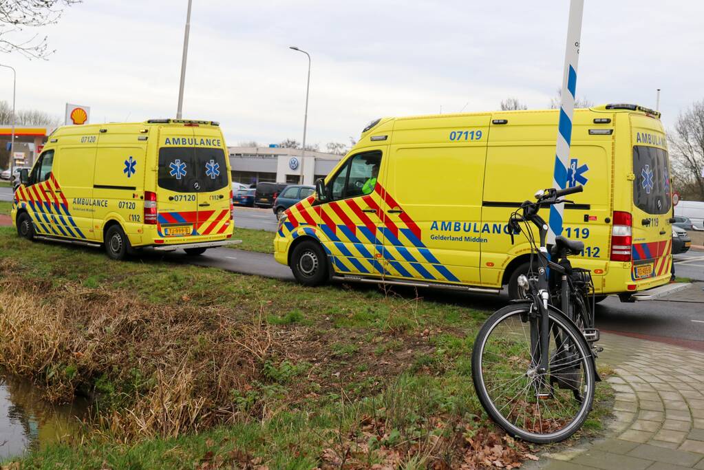 Oudere man valt van e-bike en raakt gewond