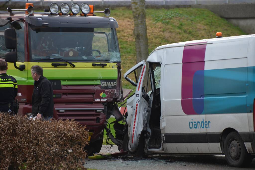 Bestelbus botst frontaal met vrachtwagen