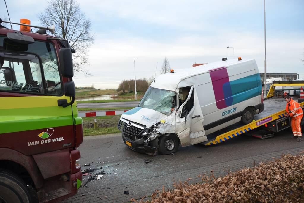Bestelbus botst frontaal met vrachtwagen