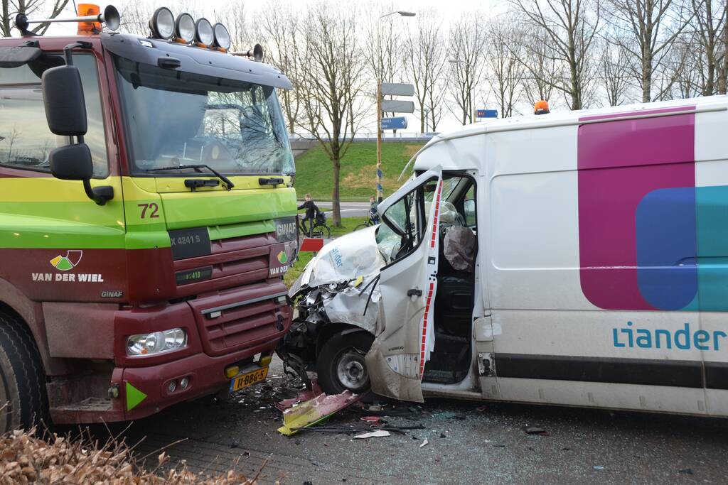 Bestelbus botst frontaal met vrachtwagen