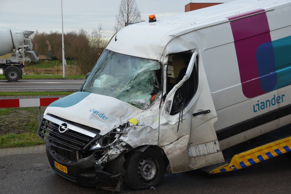 Bestelbus botst frontaal met vrachtwagen