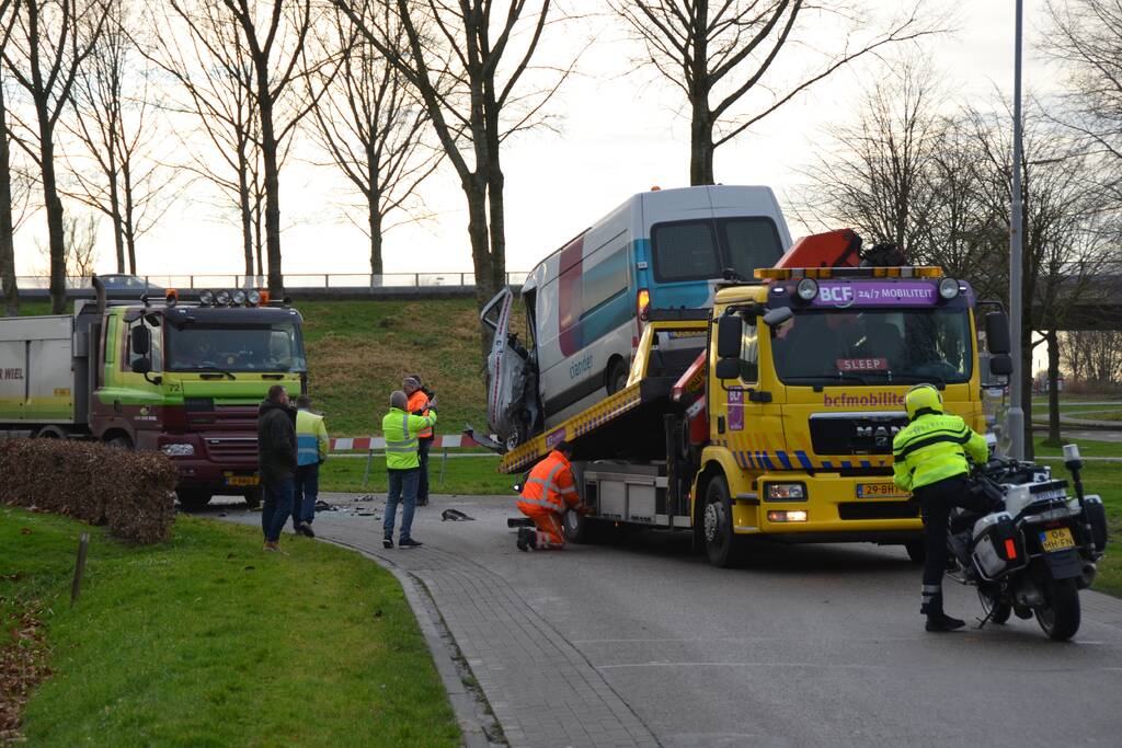Bestelbus botst frontaal met vrachtwagen