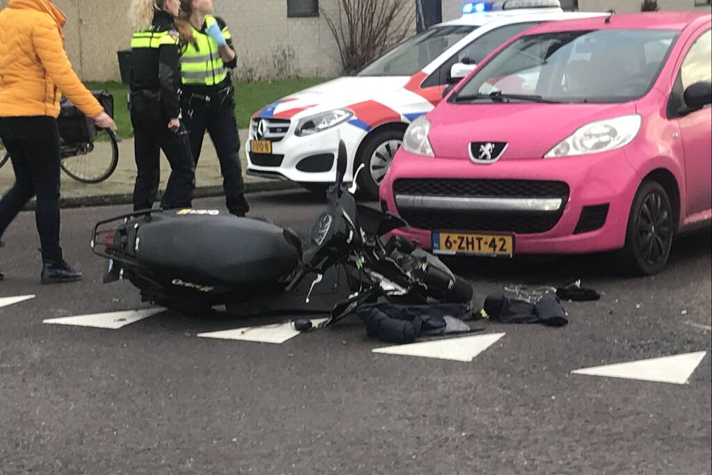 Scooterrijder gewond na aanrijding met auto