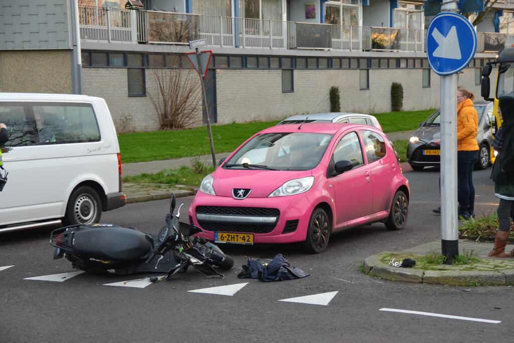 Scooterrijder gewond na aanrijding met auto