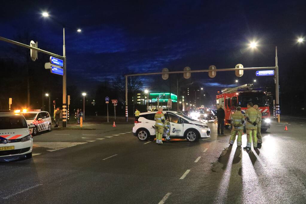 Twee auto's botsen op kruising