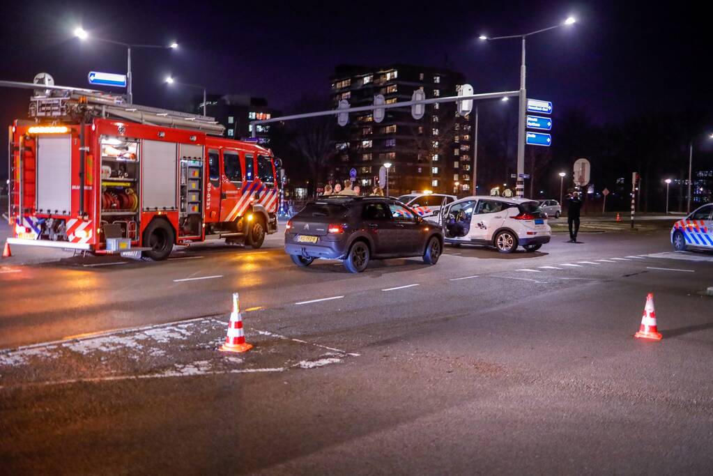 Twee auto's botsen op kruising