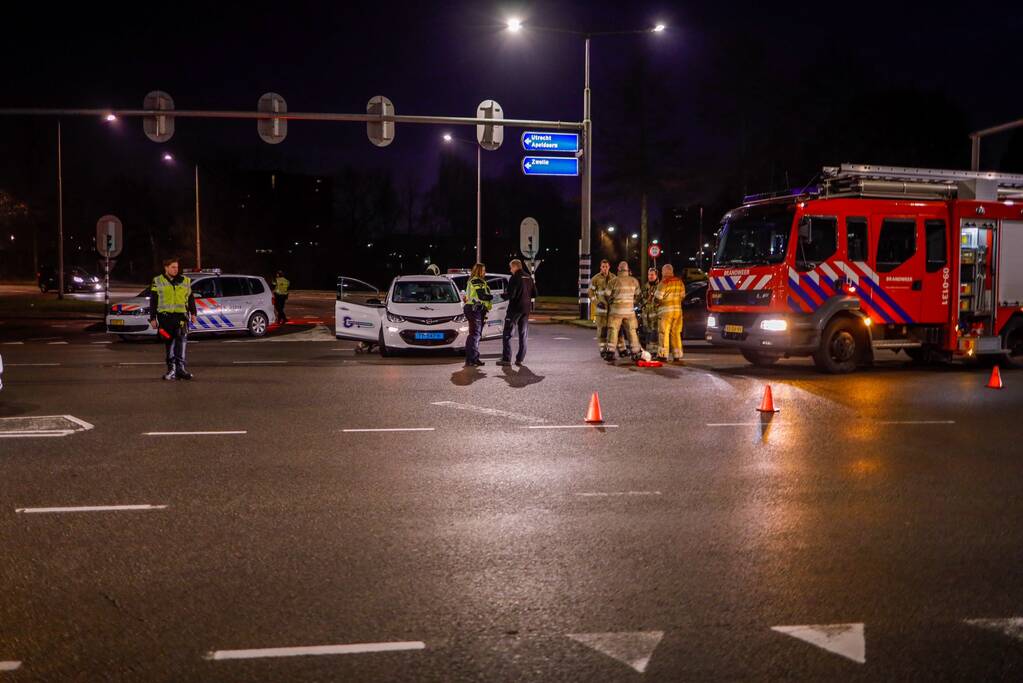 Twee auto's botsen op kruising