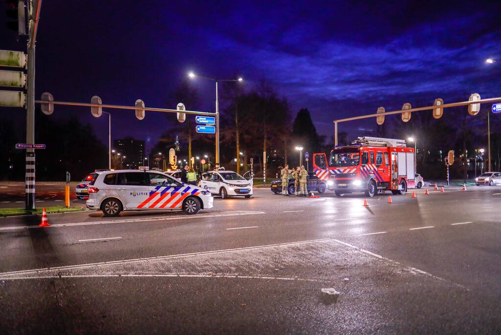 Twee auto's botsen op kruising