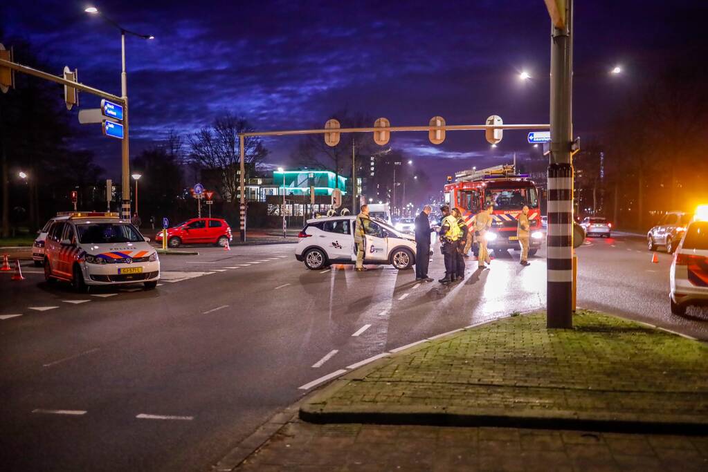 Twee auto's botsen op kruising