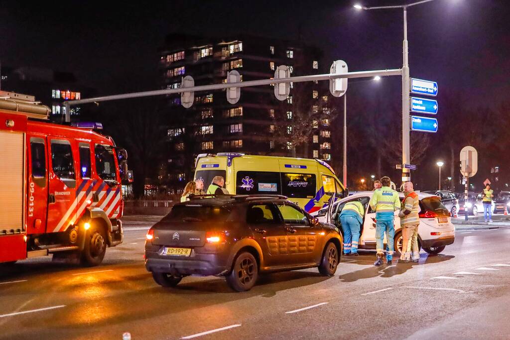 Twee auto's botsen op kruising
