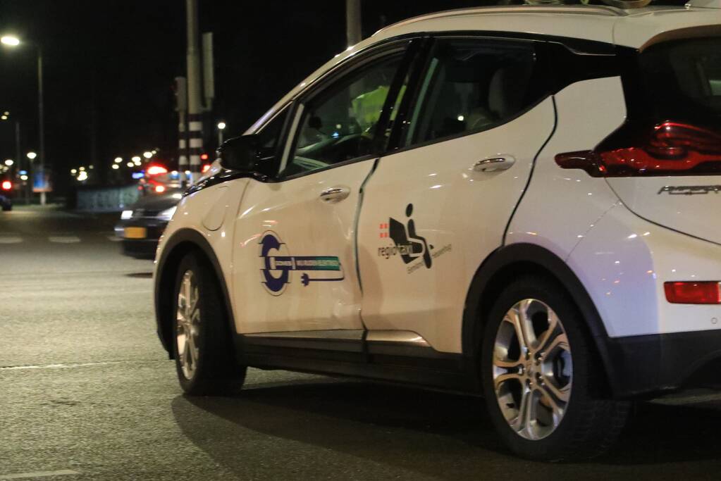 Twee auto's botsen op kruising