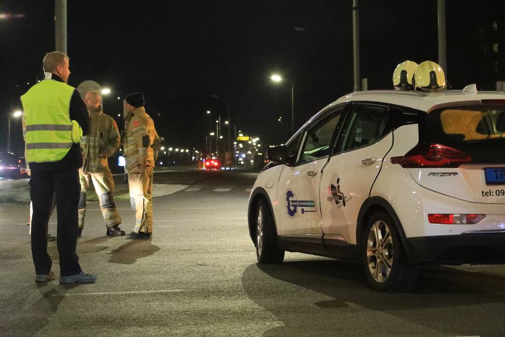 Twee auto's botsen op kruising