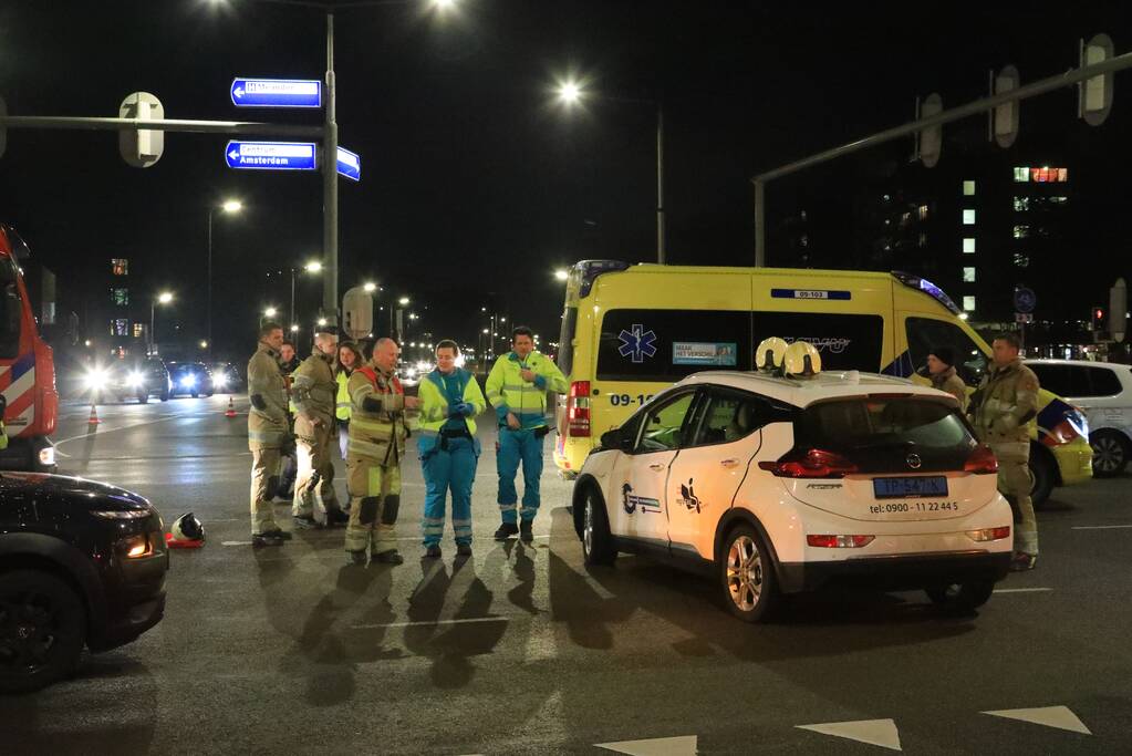 Twee auto's botsen op kruising