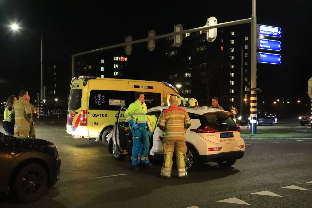 Twee auto's botsen op kruising