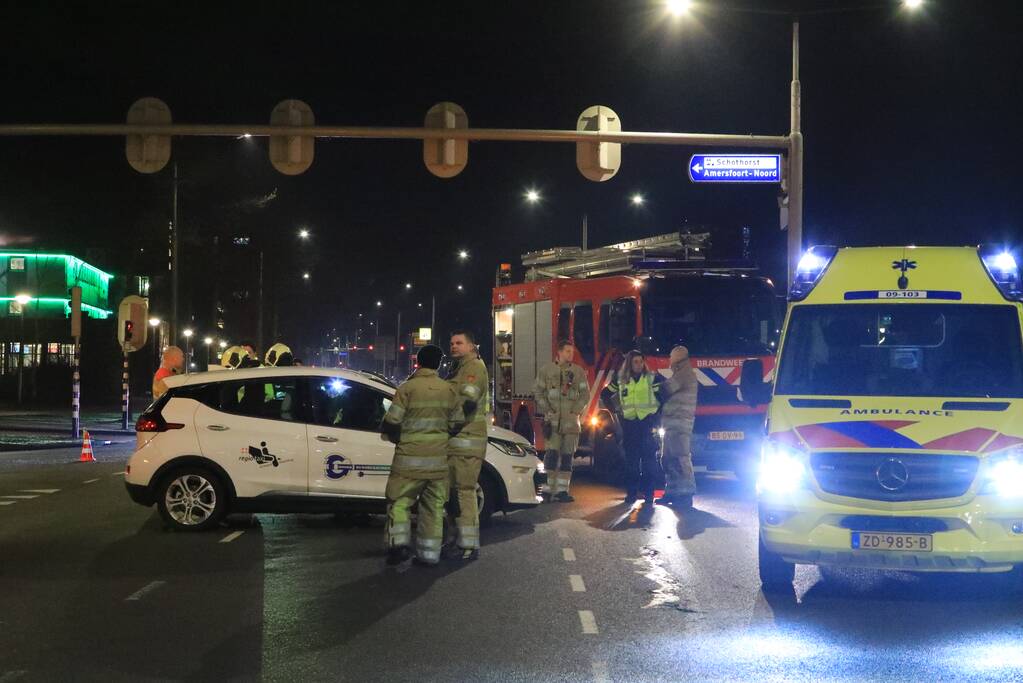 Twee auto's botsen op kruising