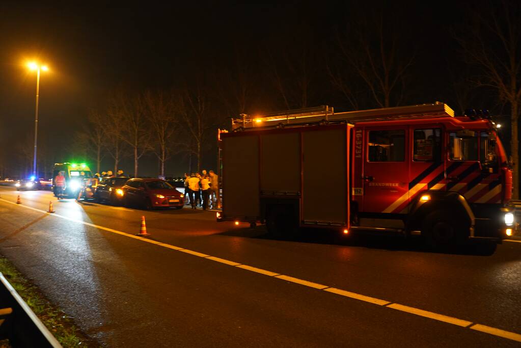 Snelweg afgesloten na kop-staart aanrijding