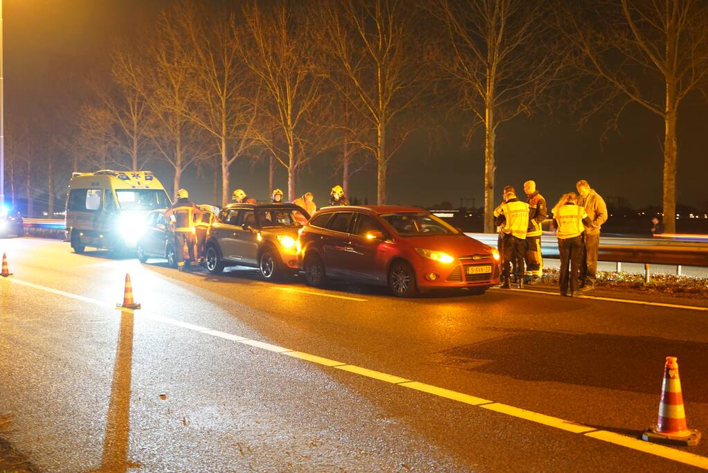Snelweg afgesloten na kop-staart aanrijding