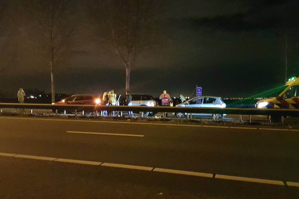 Snelweg afgesloten na kop-staart aanrijding