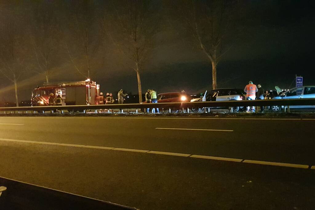 Snelweg afgesloten na kop-staart aanrijding