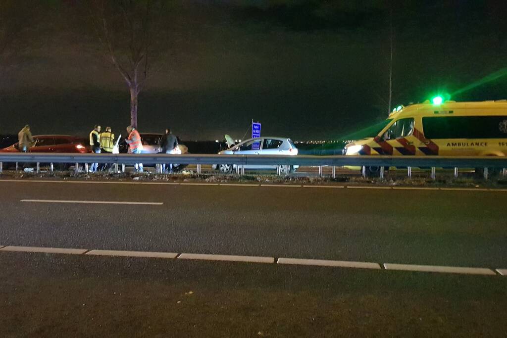 Snelweg afgesloten na kop-staart aanrijding