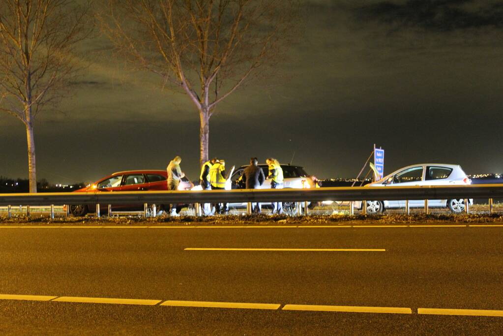 Snelweg afgesloten na kop-staart aanrijding